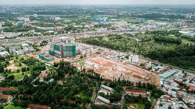 Sự bùng bổ các công trình giao thông, hạ tầng đã kích thích thị trường bất động sản khu Đông Sài Gòn phát triển chóng mặt. So với thời điểm cách đây một năm, giá nhà đất tại khu Đông Sài Gòn đã tăng 30-50%, đặc biệt ở những dự án tiếp giáp với các công trình trọng điểm, giá vọt lên gấp đôi.