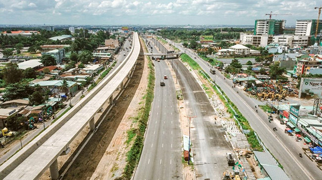 Tuyến Metro số 1 Bến Thành - Suối Tiên đang dần hoàn thiện. Đây là dự án hạ tầng trọng điểm của TP.HCM, châm ngòi cho sự bùng nổ của thị trường bất động sản khu Đông Sài Gòn.
